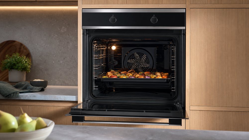 Lò nướng âm tường Electrolux mở cửa với khay nướng